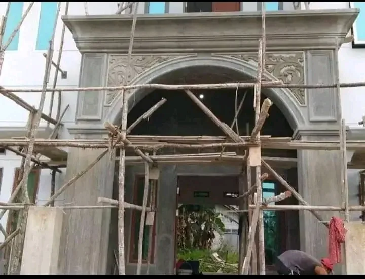 Gapura beton mentah