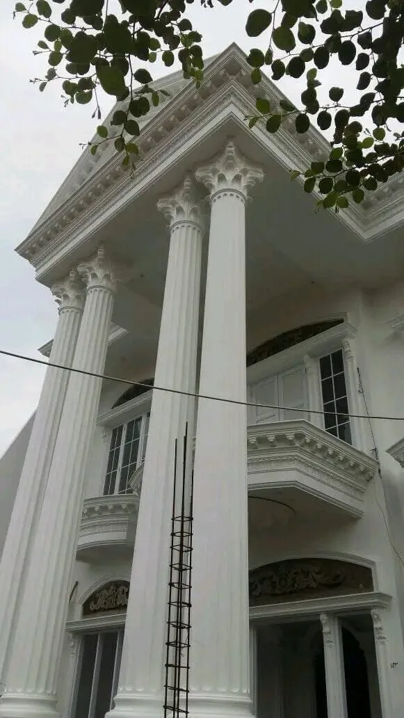 Fasad portico tiga lantai