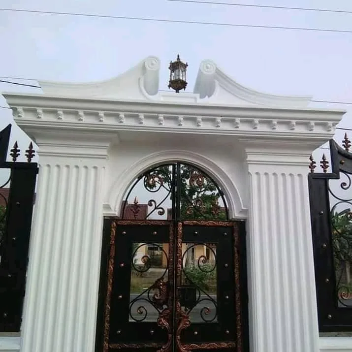 Gapura pagar pintu putih