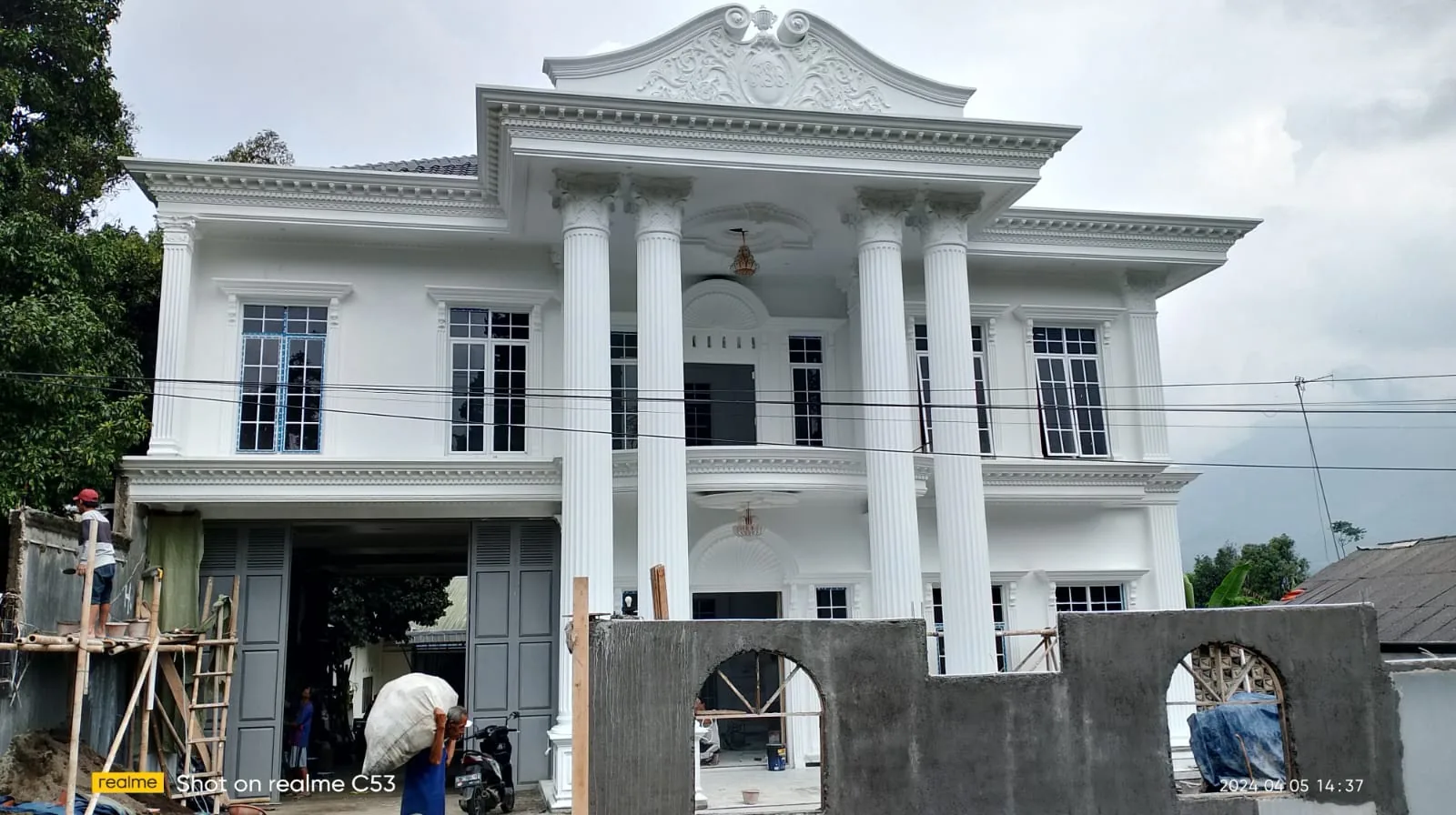 Rumah klasik dua lantai