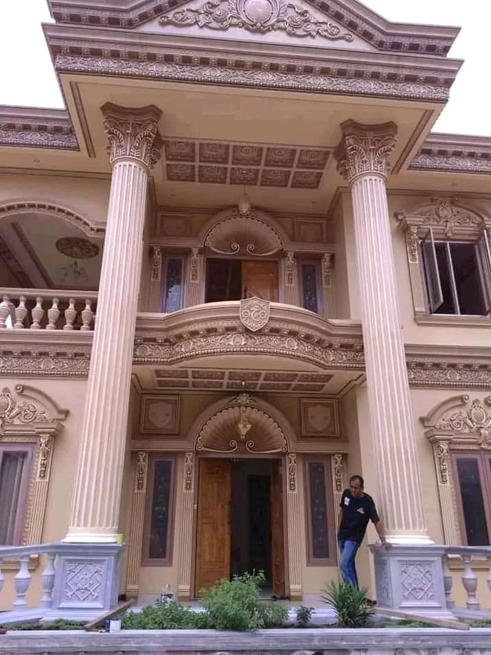 Rumah pilar Romawi krem